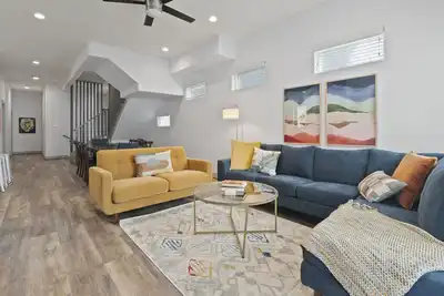 Image de 8 Bedroom/8 Bath Luxury Suites in Central Houston!