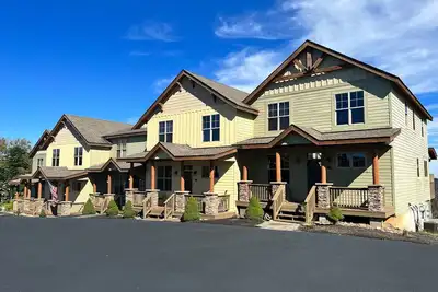 Image de Bbc11 Two-Story townhouse in Black Bear Crossing with slope access