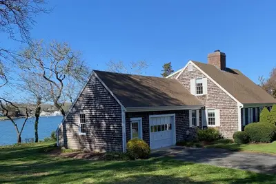 Waterfront retreat, private yet minutes to town and beach. Sleeps 7, 3 bedrooms