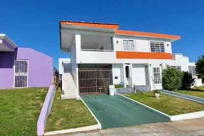 Image de Cozy apartment on a 2nd floor close to beaches, restaurants, shopping, and more