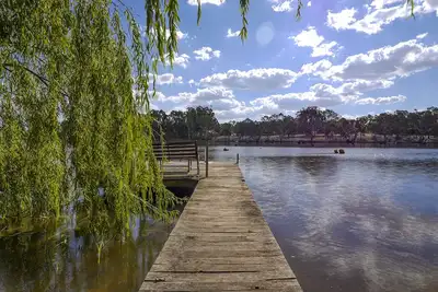 Image de Lake frontage only 90 mins from Melbourne with private jetty