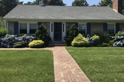 Image de Lovely Cape Cottage Home < 1 mile to the beach!