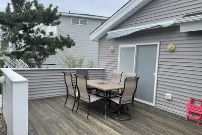 Image de Beautiful fully renovated house, 1 short block from the beach.