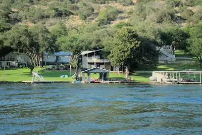 Image de Lakefront retreat on quiet cove with large deck and sweeping views.