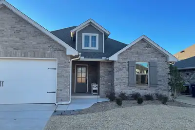 Image de Inviting, well equipped, sleeps 8 + comfortably w/ access to Edmond/Okc in mins.