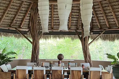 Image de Beachfront tropical home with a jungle spirit and a sense of place.