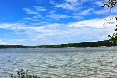 Image de Year-Round Lake Views and Direct Lake Access just steps away.
