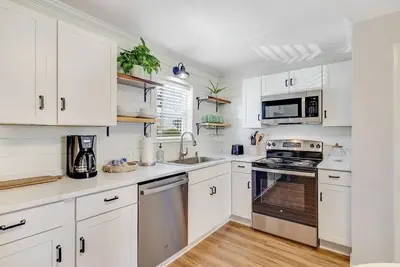 Image de Waterfront Condo - 5 minute boat ride to Crab Island! ! !