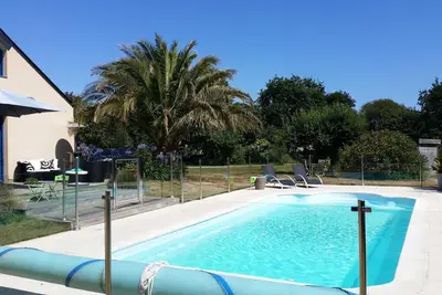 Image de maison de plain pied, piscine sécurisée, 1 km de la mer