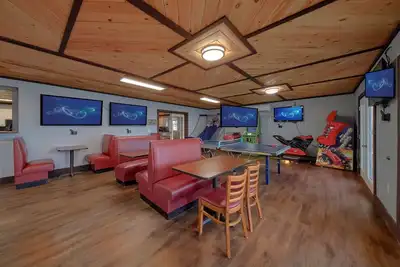 Image de Mega Family Getaway Lodge - 7 Bedrooms, theater, game and outdoor area.