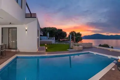 Luxurious Villa With Modern Interior And Pool