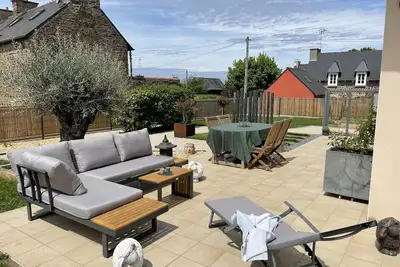 Image de maison familiale avec jardin et grande terrasse