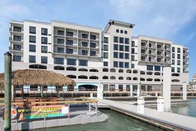 Image de Relax and Unwind! 2 Great Units, Outdoor Pool, On-Site Restaurant and Bar