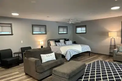 Image de Cozy Lakefront Private Retreat - Near Shorty Pants Lounge