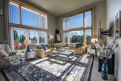 Image de Spacious Large Friendly Home w\/5 King Beds, Hot Tub, Firepit, Lake Views
