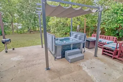 Image de Hot Tub! Gaming & Shopping, Our Airbnb Has It All!