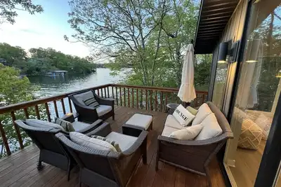 Image de Modern lakeside private home, dock, main channel views, off Horsehoe Bend!