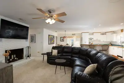 Image de Waterfront Retreat on Private Wooded Acre Lot