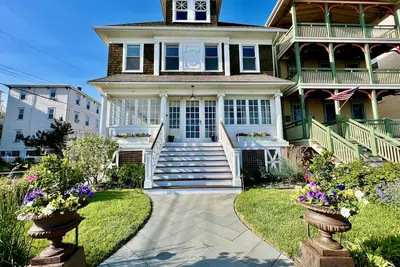 Image de Stunning historic home on 1st beach block w/ Lake and Ocean views!