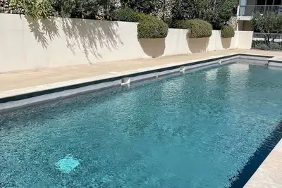 Image de Une parenthèse à Saint Rémy de Provence avec piscine et garage en centre ville.