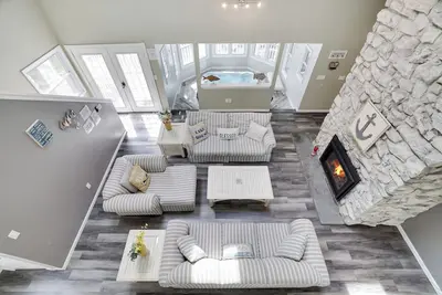 Image de Charming & luxurious retreat nestled in the serene Wallenpaupack Lake Estates.