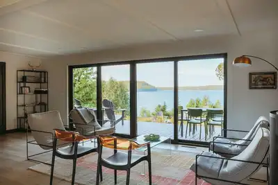 Image de Mid Century Modern Lake House with Private Beach