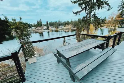 Image de Peaceful 4 bedroom Lakefront Home with Huge Decks.