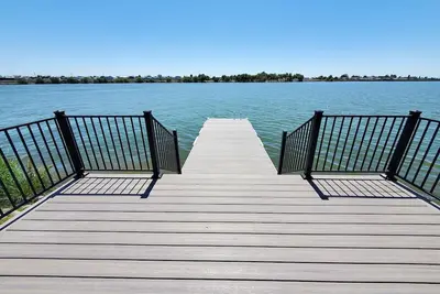 Image de Spacious Lakehouse Getaway. Private Dock with large fenced Backyard and Gameroom