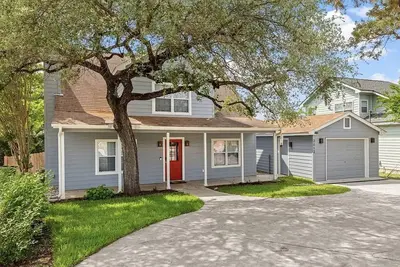 Image de Zen Austin Home with a Cozy Tree House