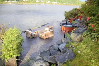 Image de Salt Loft - Oceanfront, Hot Tub and Firepit!
