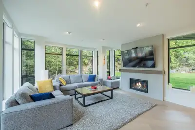 Image de Luxury Hudson's Bay Stay | Mtn Views | Ac | Bbq