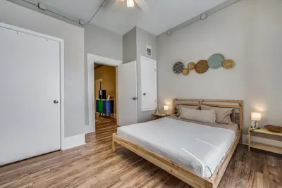 Image de Modern, Cozy & Spacious Downtown Apartment!