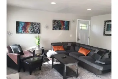 Image de 5br 8bed house near airport, downtown & train