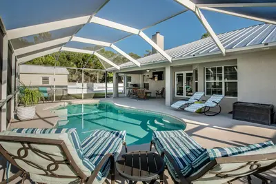 Image de 🍹🌞 Palm Paradise! Heated Pool, Lanai with Tv, Grill, & Fenced Yard!