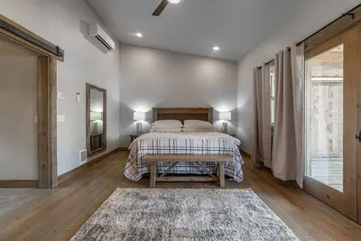 Image de Experience Glacier In Luxury - 10-min to Gnp- 2 bd/2ba & Private Hot Tub #4-3