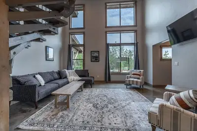 Image de 2bd/2ba Stunning Condo-Stay Near Glacier- Private Hot Tub- King Beds #4-4