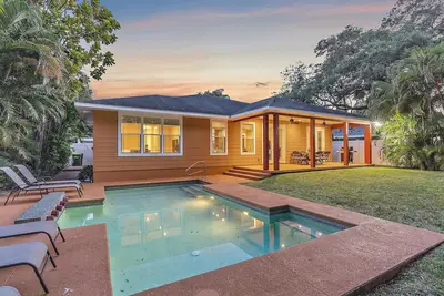 Image de Hyde Park Villa w/ Saltwater Pool + Fire Place!