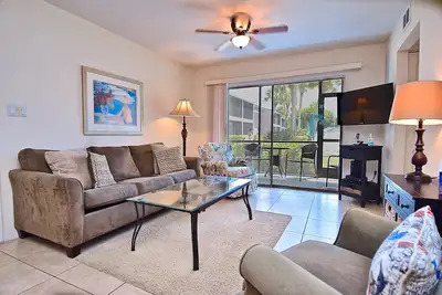 Image de Spacious 1 Br\/1 Bath, Renovated Ground Floor Unit, 0. 3 mile to Siesta Beach.