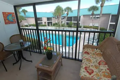 Image de Spacious 1 Br/1 Bath Condo, Balcony Overlooking Pool. 0. 3 mile to Siesta Beach.