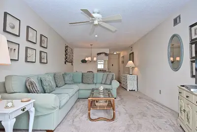 Image de Upgraded 2 Br/2 Bath, Pool View, Covered Parking