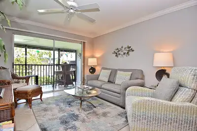 Image de Renovated 2 Br/2 Bath 2nd Floor with Garden View, Short Walk to #1 Siesta Beach.