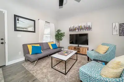 Image de Uptown Vibe, Downtown Location *King Bed*