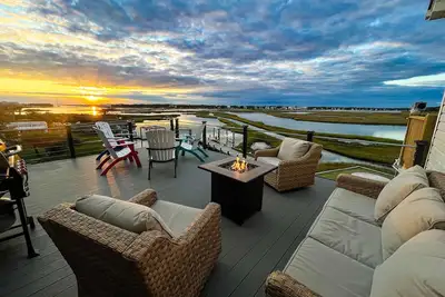 Image de Happy Ours! Sound waterfront Th with dock stunning views! ~5 min walk to beach.