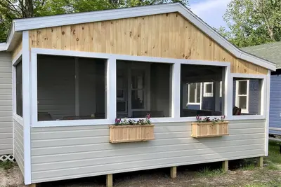 Image de Remodeled lakefront cottage w/ marina, firepit, swimming area.