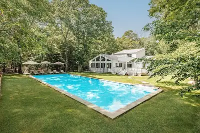 Image de Newly Renovated Modern Retreat w/ Heated Pool