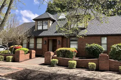 Image de Classy 4+ bedrooms (sleeps10), walk toAutzen/Uo/Hayward