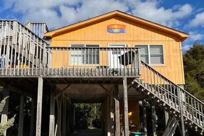 Image de Cozy Sunset View house walking distance to ocean and sound.