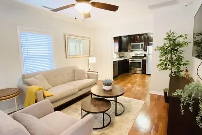 Image de Lovely 2 bdrm apt w/ parking and outdoor sitting