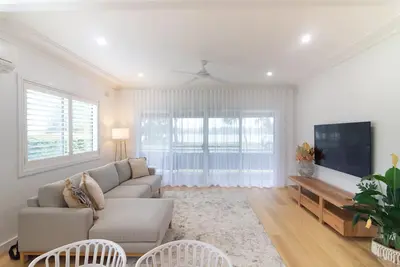 Image de Charming 3 bedroom, modern, waterfront home
