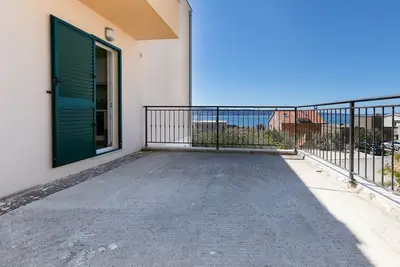 Image de Appartement d'une chambre avec la terrasse et la vue sur le mer Dugi Rat, Omis (A-19516-b)